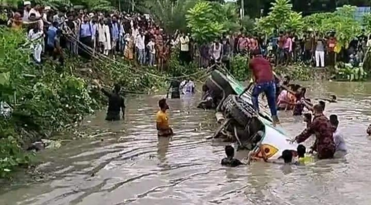 ৩ কারণে বাস দুর্ঘটনায় ঝালকাঠিতে ১৭ জনের প্রাণহানি